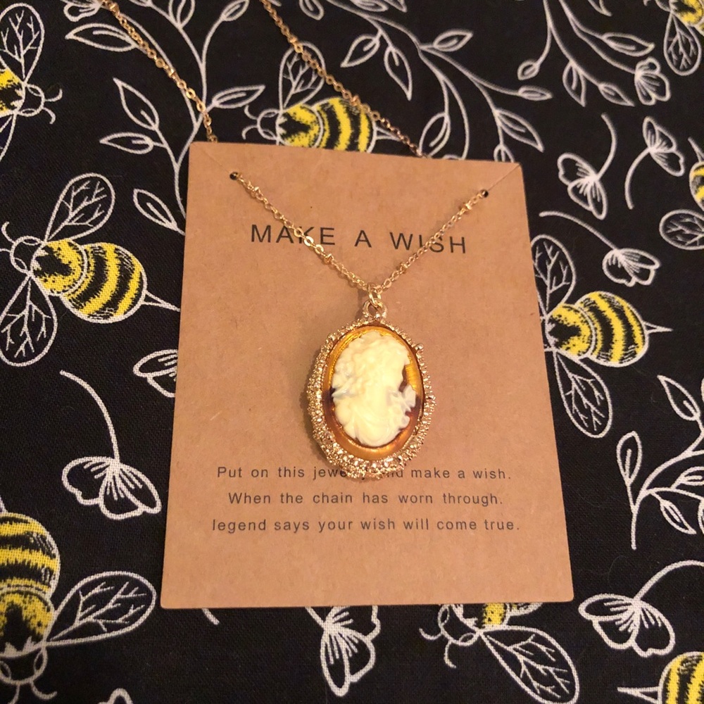 Source Unknown Gold-Tone Cameo Pendant Necklace - Cream and Gold